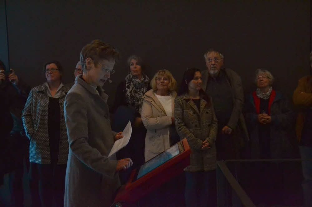 Ute Omonsky an der Medienstation der neuen Ausstellung.