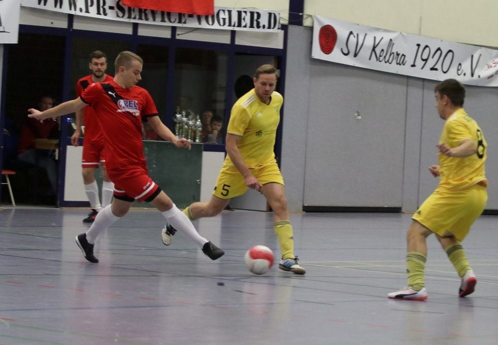 Fußball in Kelbra: Steven Otto (links) und der SV Kelbra wurden Turniersieger.