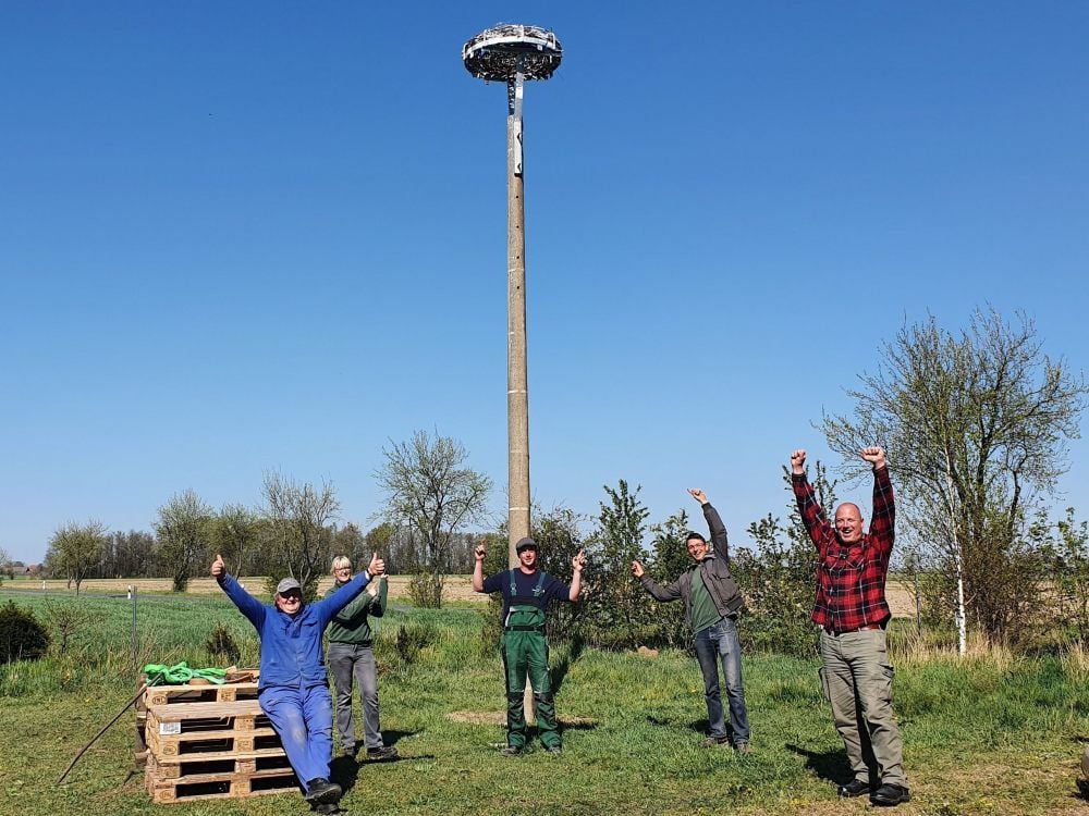 Geschafft! Manfred Dorn, Annika Heylmann, Tom Medler, Nico Stenschke und Axel Schonert (v. l. n. r.) haben in Bleddin einen Mast mit Nisthilfe für Störche errichtet.