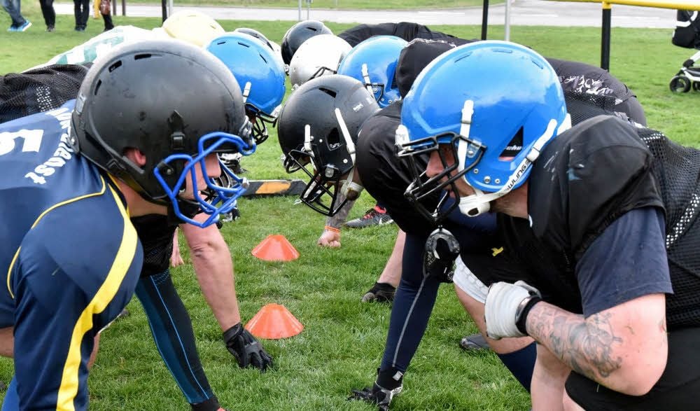 Jeder Spielzug beim American Football beginnt mit dem sogenannten „Snap“. Dabei stehen sich die Teams in dieser Formation gegenüber.