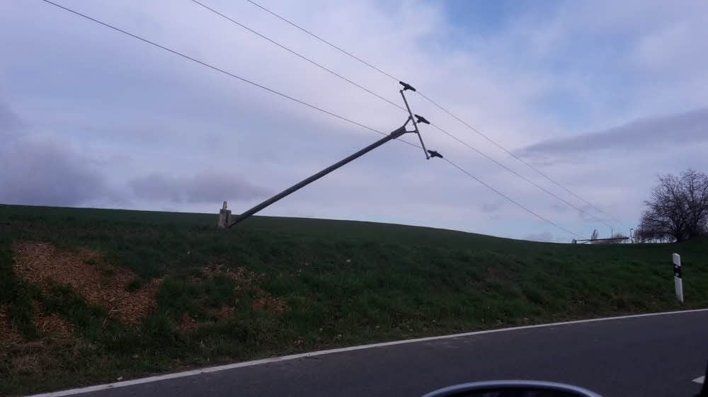 Das Umfallen dieser beiden Strommasten zwischen Köckenitzsch und Casekirchen führte zu einem 14-stündigen Stromausfall.