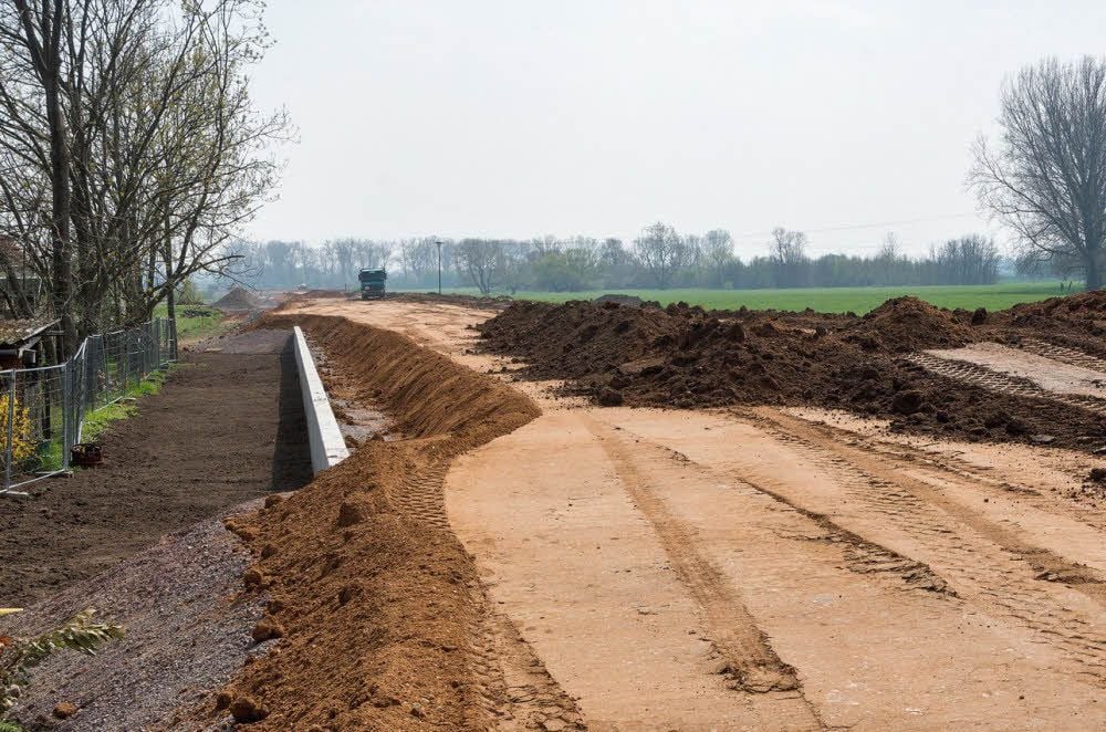 Zur Stabilisierung wurden Winkel bei angrenzenden Grundstücken verbaut.