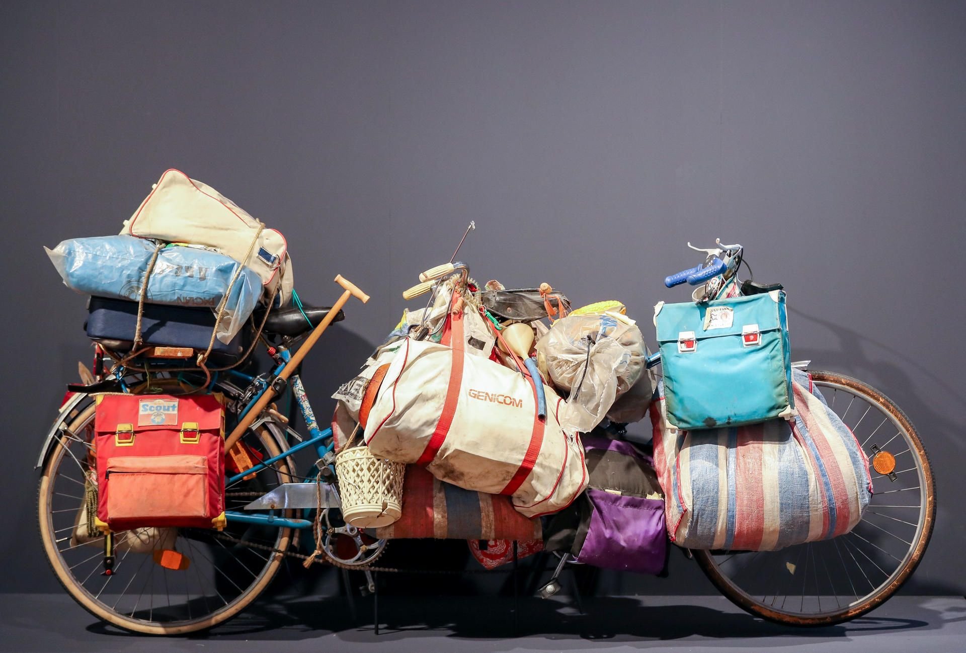 Ein Tandem, behängt mit Plastetüten und der Habe eines Penners als Werk von Andreas Slominski, steht in der Ausstellung "Purer Luxus" im Zeitgeschichtlichen Forum.