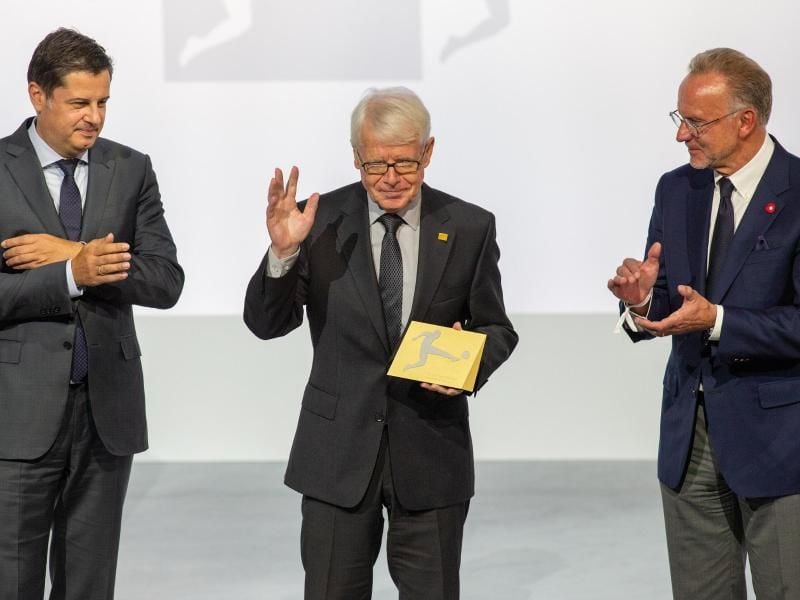 Reinhard Rauball (M) wird durch Christian Seifert (l) und Karl-Heinz Rummenigge verabschiedet. Foto: Andreas Gora