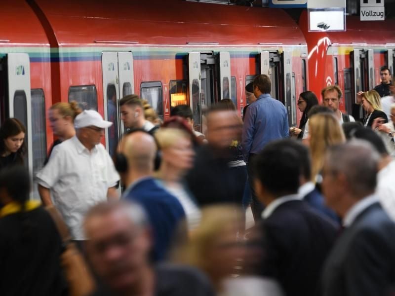 Eine S-Bahn hält in einem Bahnhof. Foto: Arne Dedert/dpa/Archivbild