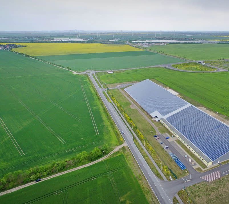 Auf dieser Freifläche und im Solar Valley soll die Batteriefabrik errichtet werden. Die erste Ausbaustufe umfast offenbar 90 Hektar.