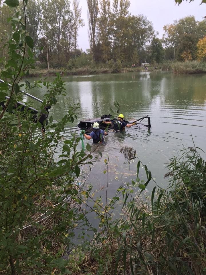 Bei einem Verkehrsunfall im Landkreis Sömmerda ist ein 34 Jahre alter Mann mit seinem Auto in einem Teich gelandet und schwer verletzt worden.