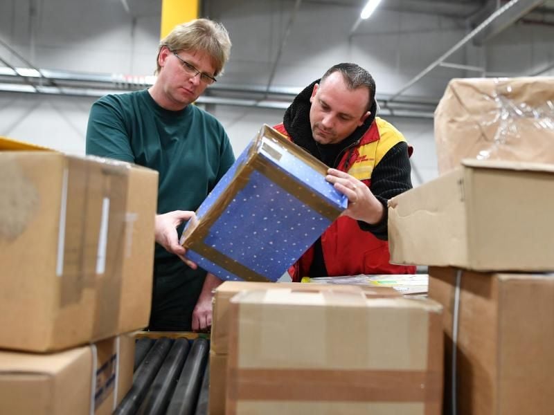 Mitarbeiter des Zolls und der Deutschen Post DHL in Speyer. Foto: Uwe Anspach/Archiv