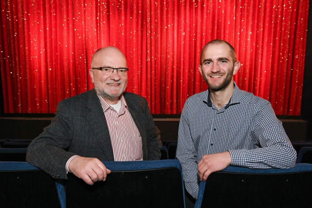 Theaterchef Rudolf Reulbach (links) und der Naumburger Theaterleiter Marc Schleicher vor dem neuen roten Vorhang im Saal 2.