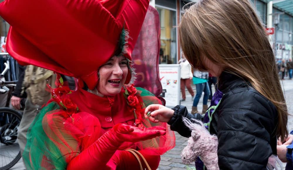 Die Rosenfee hat in der Innenstadt Zauberkugeln verteilt.
