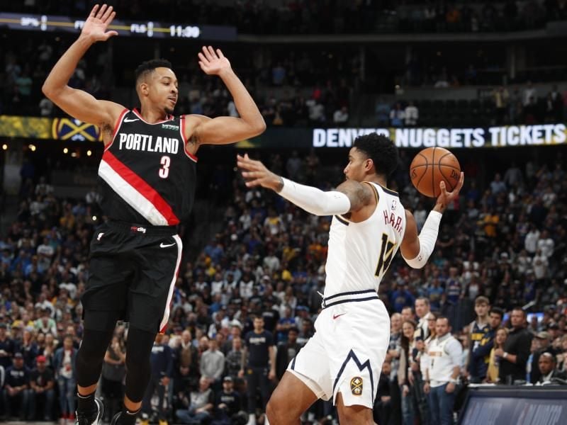 CJ McCollum (l) von den Trail Blazers in Aktion gegen Nuggets-Spieler Gary Harris. Foto: David Zalubowski/AP/dpa