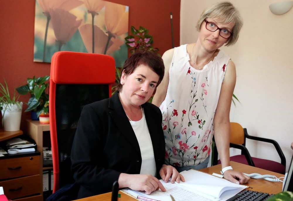 Kathrin Eley (links) und Sabine Roßberg helfen in der Bernburger Beratungsstelle Schuldnern kostenlos.