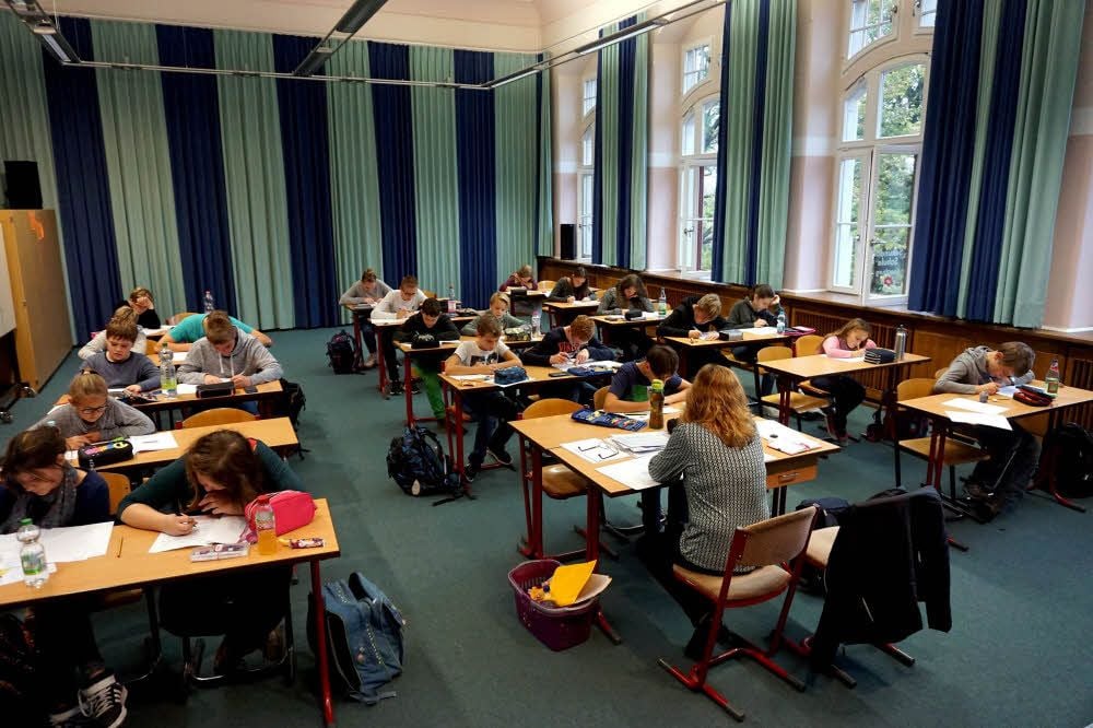 Konzentriert lösen die Schüler die kniffligen Olympiadeaufgaben.