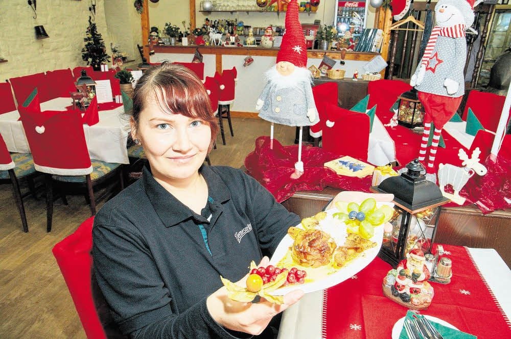 Ein Dessert-Klassiker à la „Schloss-Schänke“: Silvia Schönstedt empfiehlt die süße Versuchung im Vanillebett.