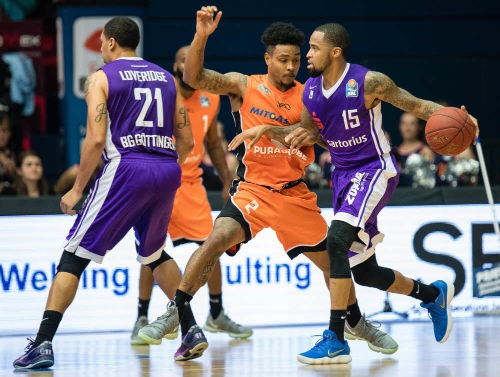 Aufbauspieler Lamont Jones (Mitte) verteidigt gegen den Göttinger Brion Rush. Jones erzielte 15 Punkte für den MBC.