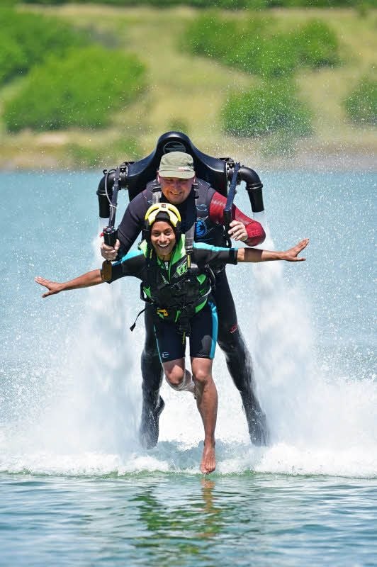Wer wie diese junge Leipzigerin unter 60 Kilo wiegt, kann den Jetlev auch im Tandemflug erleben.