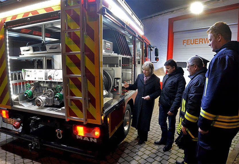 Heidrun Meyer, Alfred Malecki und Kameraden der Schadelebener Feuerwehr (v. l.) begutachten das neue Löschfahrzeug.