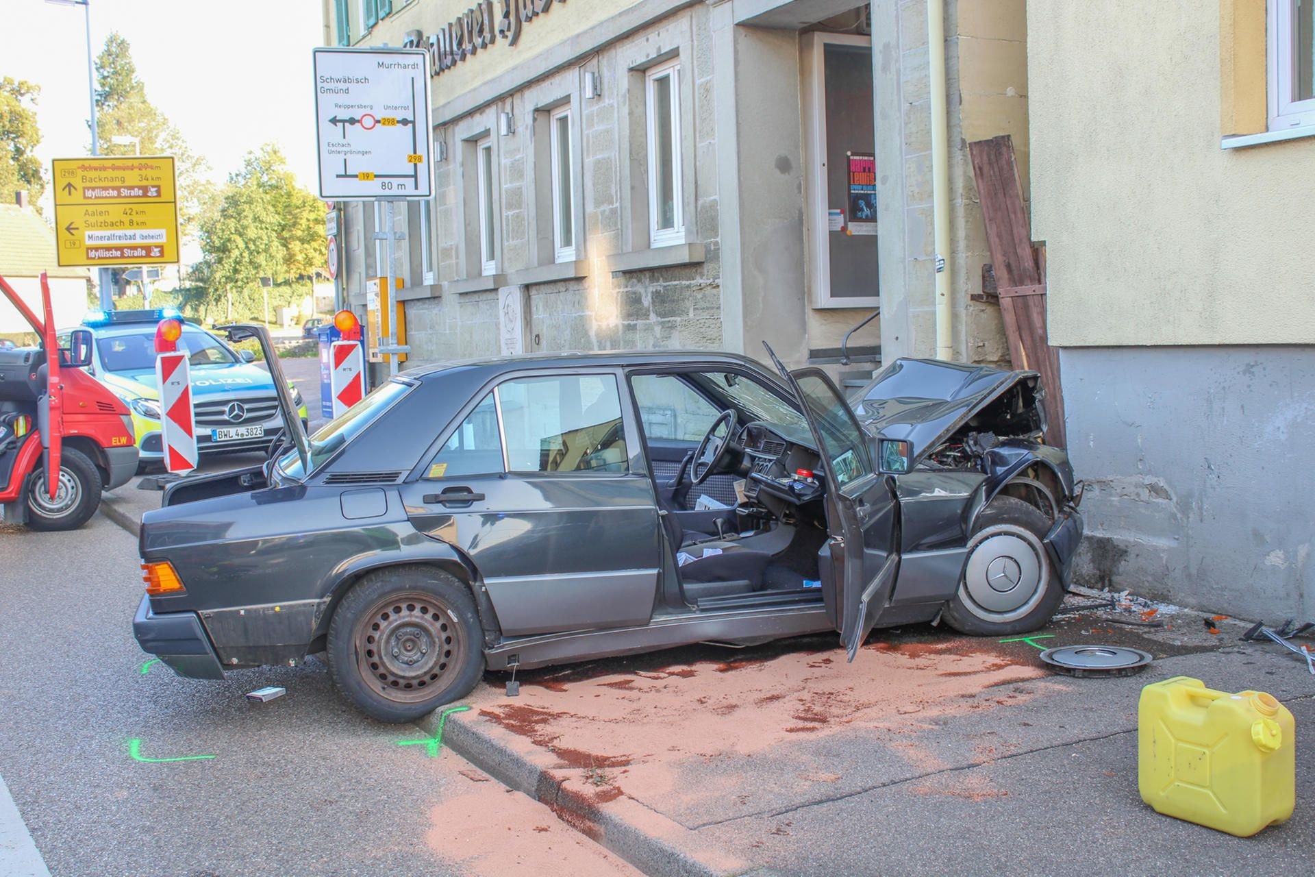 Gaildorf: Ein Auto ist gegen eine Hauswand gefahren.