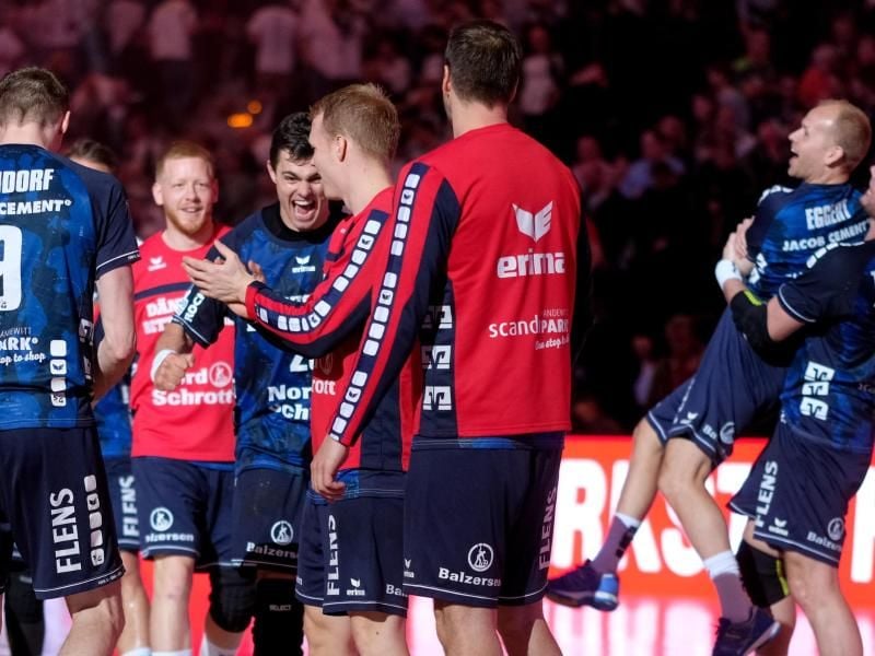 Die Flensburger Spieler feiern den Erfolg gegen die Rhein-Neckar Löwen. Foto: Axel Heimken