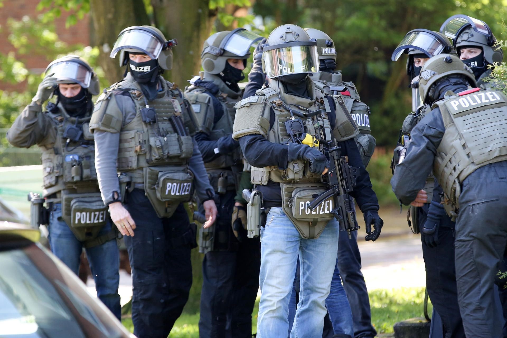 Schwerbewaffnet musste die Polizei in Hamburg eingreifen, nachdem eine Frau angeschossen wurde.