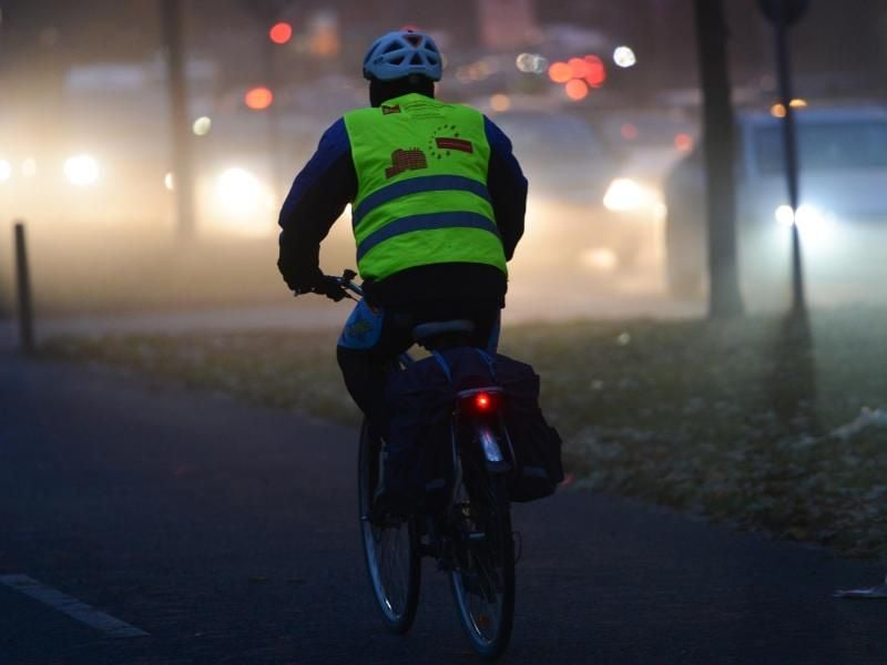 Radfahrer, die reflektierende Kleidung tragen, werden von anderen Verkehrsteilnehmern nicht so schnell übersehen. Foto: Arne Dedert
