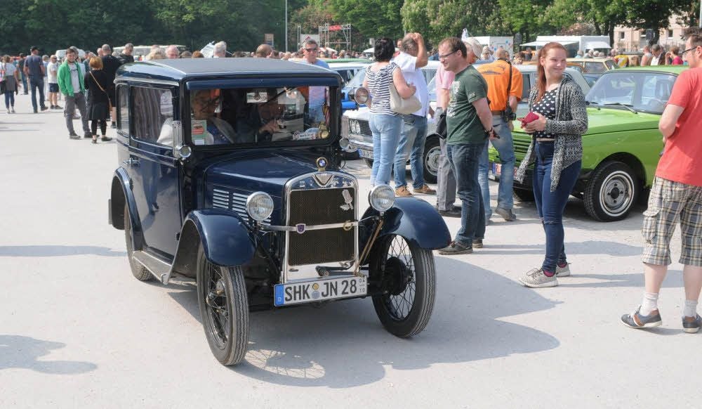 Ist aus dem thüringischen Thalbürgel nach Naumburg gekommen: Wolfgang Köber mit seinem 15-PS-starken BMW Dixie.