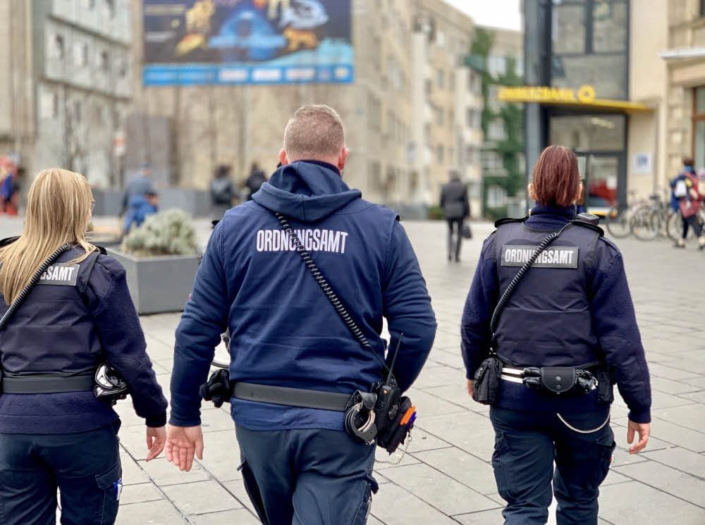 Mitarbeiter vom Ordnungsamt auf dem Markt