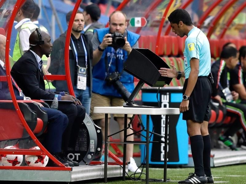 Wird bei der WM in Russland kein Spiel pfeiffen: Schiedsrichter Fahad Al Mirdasi. Foto: Thanassis Stavrakis