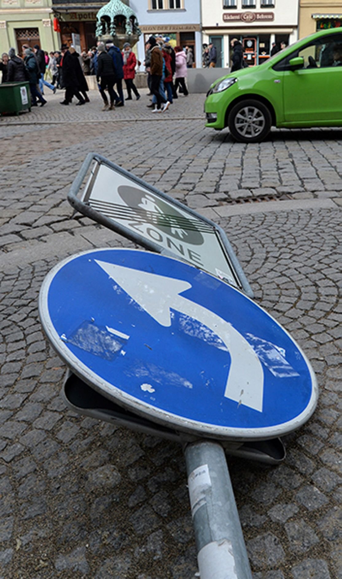 Die Pfosten mehrerer Verkehrsschilder in Aschersleben wie hier in der Taubenstraße wurden zerstört.