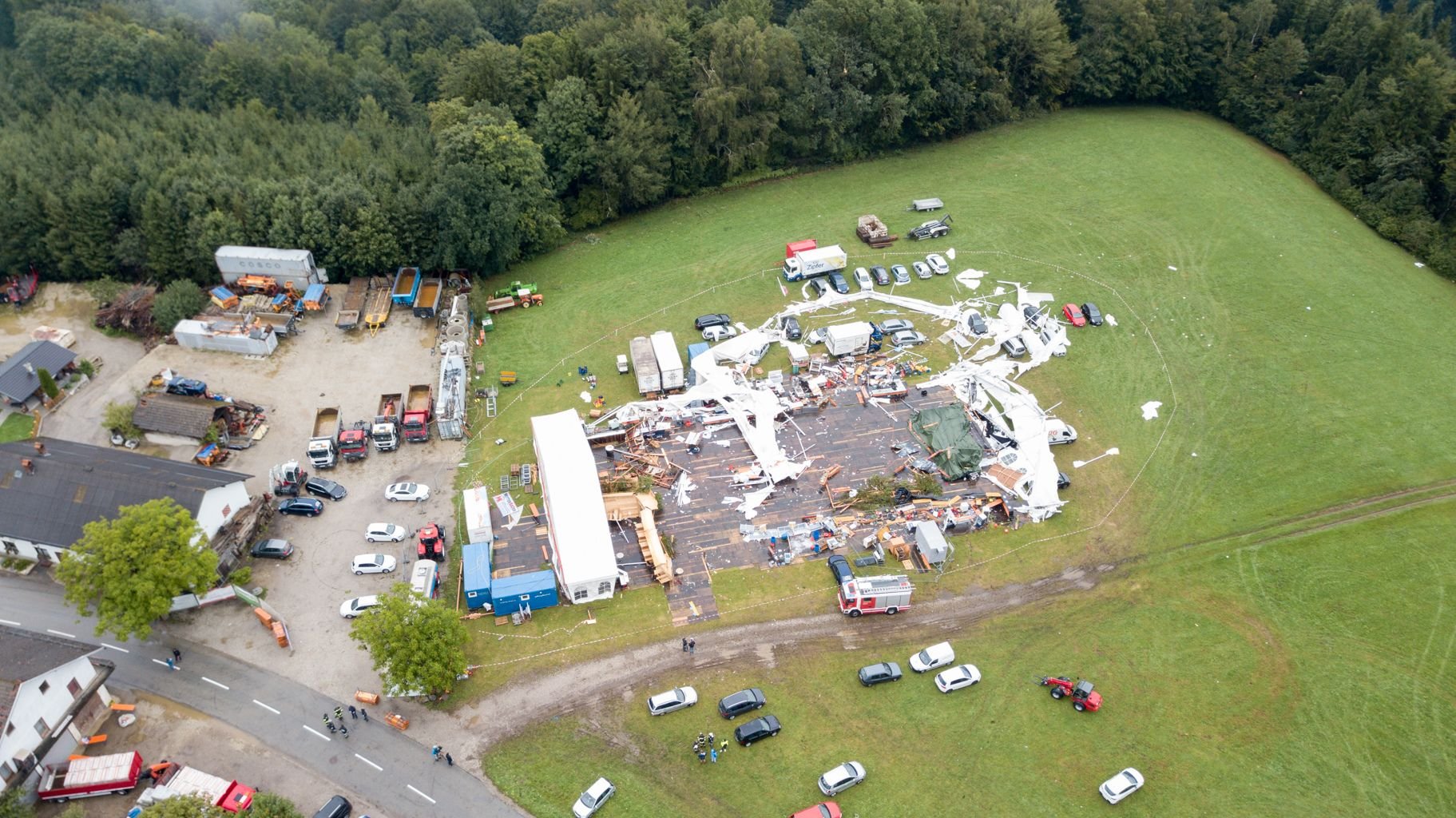 Trümmer eines Festzeltes liegen nach dem Einsturz des Zeltes in der Folge eines Unwetters am 19.08.2017 in St. Johann am Walde (Österreich) auf einem Festplatz. Bei dem Einsturz starben zwei Menschen.