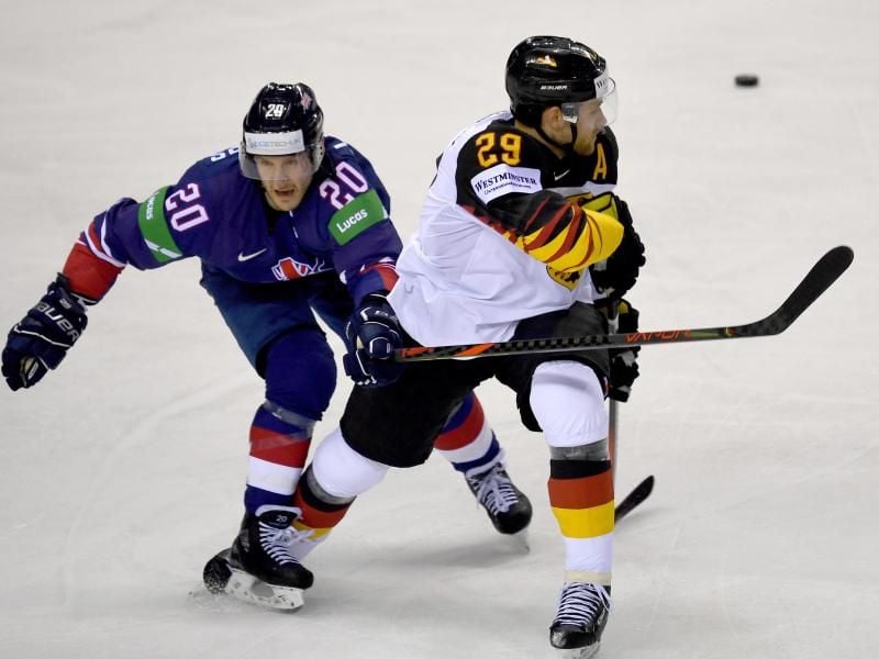 Deutschlands Leon Draisaitl (r) und Großbritanniens Jonathan Phillips kämpfen um den Puck. Foto: Monika Skolimowska