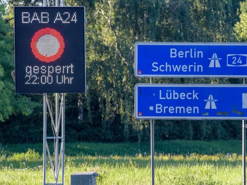 Ein Schild zeigt an der Auffahrt zur Autobahn A24 ein Durchfahrtsverbot an. Foto: Axel Heimken
