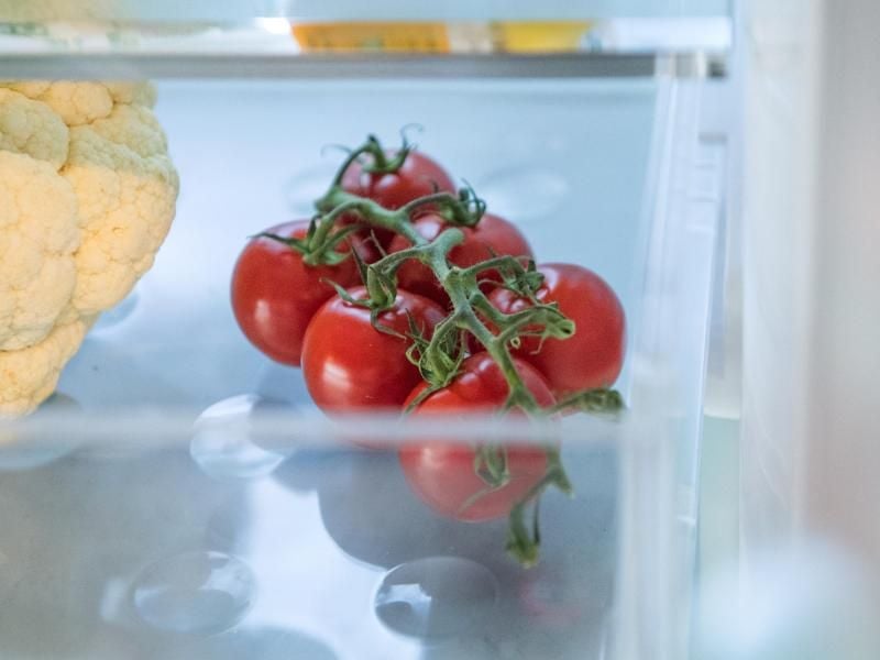 Tomaten gehören nicht in den Kühlschrank, da sie sonst ihr Aroma verlieren. Foto: Andrea Warnecke
