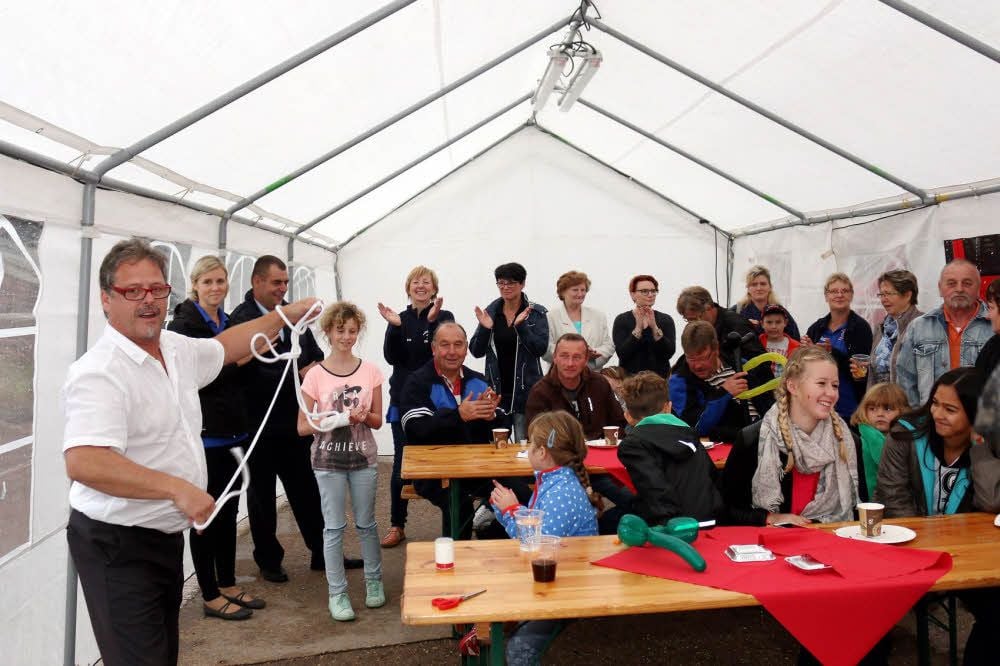 Steffen Handke (links) tritt zum Tag der offenen Tür mit einer Zaubershow auf.