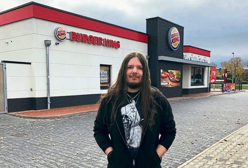 Das Klischee lässt grüßen: Caylen Ritter arbeitet bei Burger King in Eisleben.
