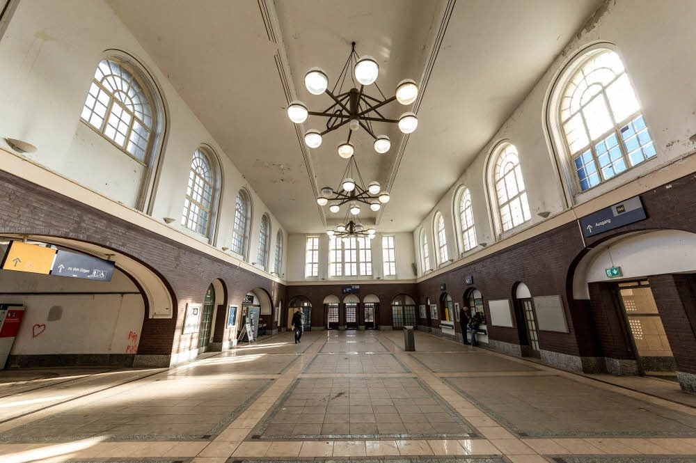 Dieses Foto sollte man sich aufheben: Nach Umbau und Renovierung wird die Bahnhofshalle in Zeitz nicht mehr so aussehen.