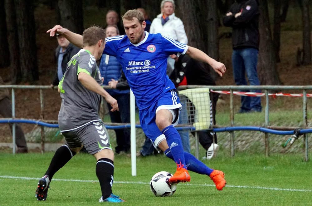 Lars Timpe (blau), der hier versucht, an Irxlebens Adrian Reich vorbeizukommen, erwartet den FSV Heide Letzlingen in Westerhausen.
