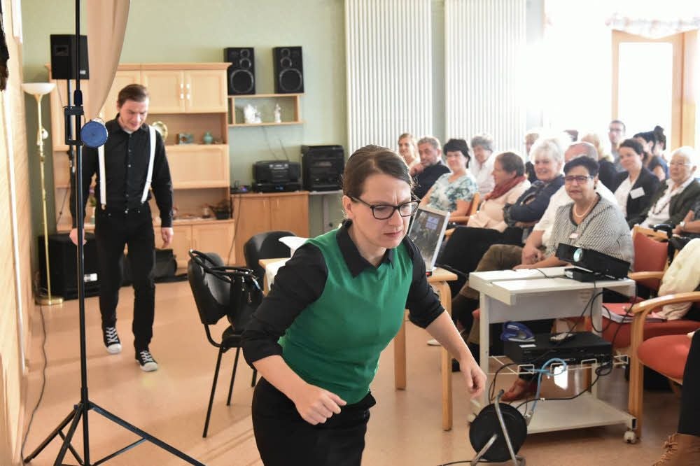 Zwei Schauspieler des Improvisationstheaters „Kaltstart“ aus Halle führen bildlich vor, was Demenz bedeuten kann. Dazu hatten sie vor Beginn der Veranstaltung die Besucher um die Beendigung des Satzes „Demenz ist wie ...“ gebeten.