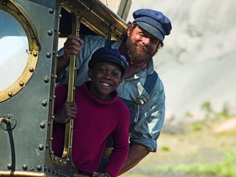 Henning Baum als Lokomotivführer Lukas (r) und Solomon Gordon als Jim Knopf. Foto: Ilze Kitshoff/Warner Bros.
