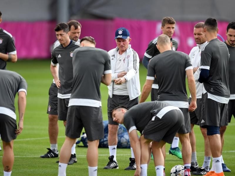 Trainer Jupp Heynckes (M) hat die Bayern-Elf für das Spiel gegen Real Madrid sehr offensiv aufgestellt. Foto: Andreas Gebert