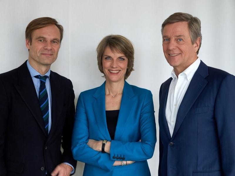 Die „heute journal”-Moderatoren Marietta Slomka und Claus Kleber (r) und Redaktionsleiter Wulf Schmiese im ZDF-„heute”-Studio. Foto: Thomas Frey