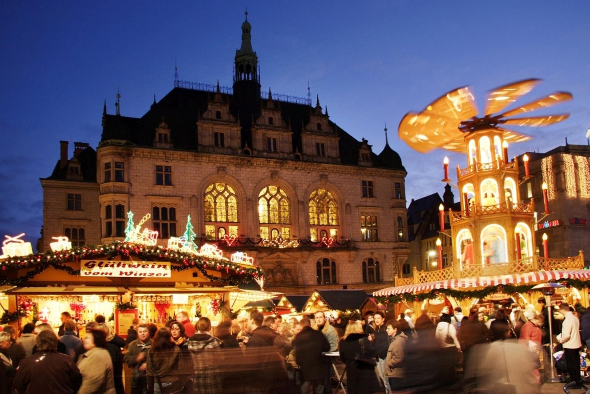 Gemütlich geht es auf dem halleschen Weihnachtsmarkt zu Füßen des Stadthauses zu. Auf dem benachbarten Hallmarkt warten Fahrgeschäfte auf die jüngeren Besucher.