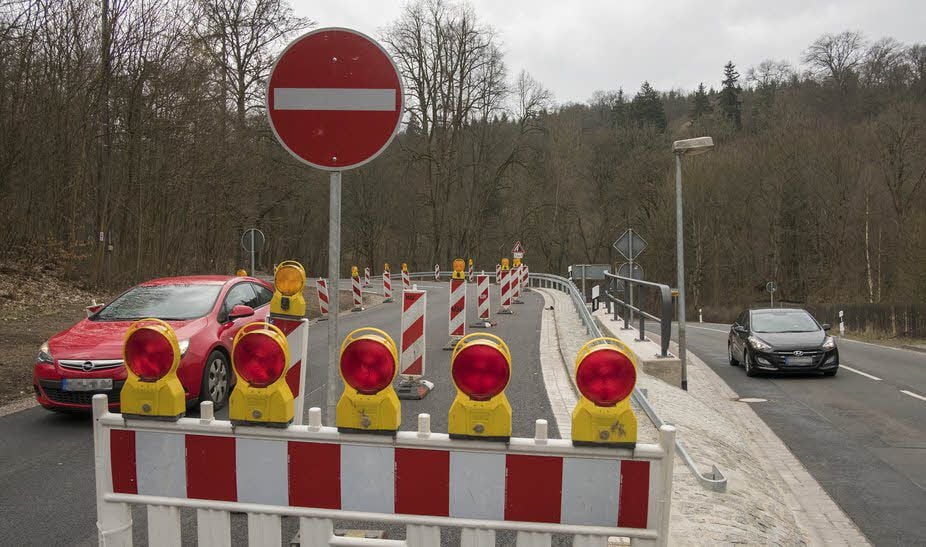 An dieses Bild müssen sich Autofahrer gewöhnen. Frühestens 2023 kann mit der vollständigen Sanierung der L 235 gerechnet werden.