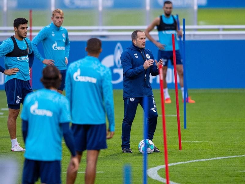 Trainer Manuel Baum (2.v.r.) feiert beim FC Schalke 04 sein Debüt. Foto: Guido Kirchner/dpa