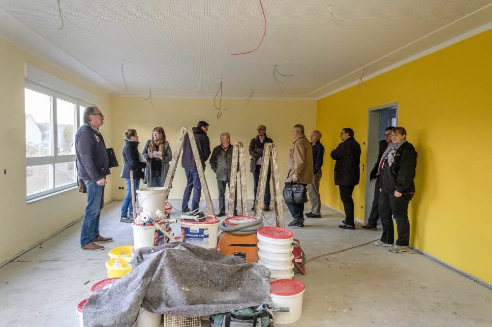 Der Bauausschuss des Stadtrates macht sich in der Kita Thießen ein Bild davon, wie weit der Baufortschritt gediehen ist.