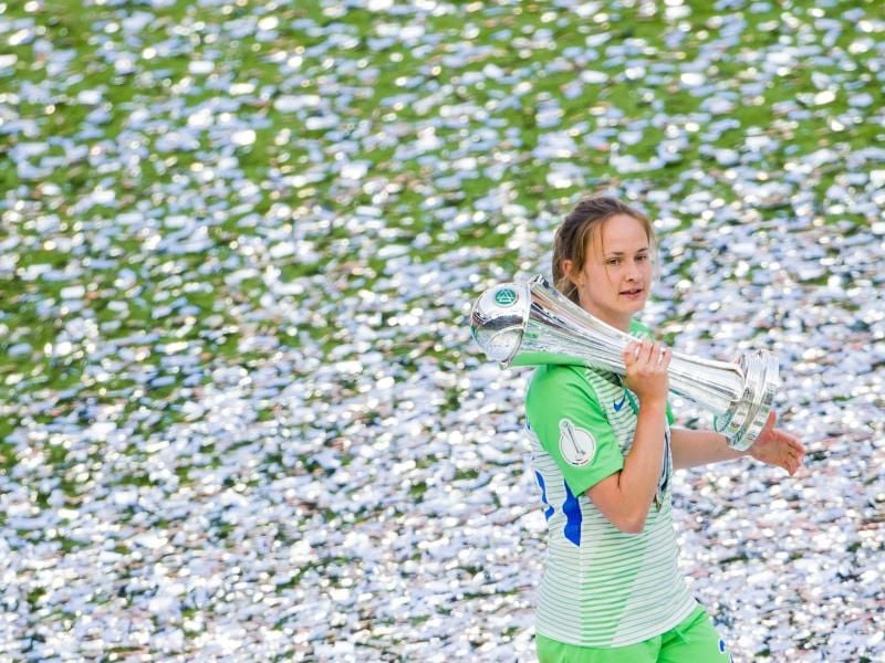 Siegtorschützin Caroline Graham Hansen feiert den Pokalsieg der Fußball-Frauen vom VfL Wolfsburg gegen Bayern München. Foto: Rolf Vennenbernd