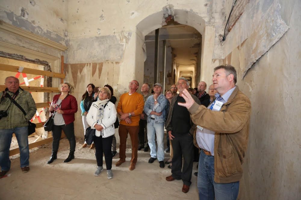 Der Südflügel des Schlosses öffnete sich beim Weißenfelser Stadtrundgang für die Besucher und Bauingenieur Ekkehard Wagner (rechts) führte durch die sanierungsbedürftigen Räume.