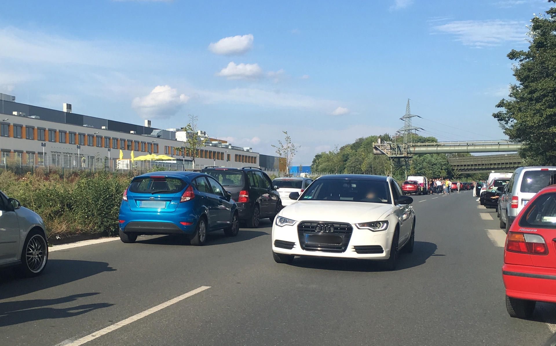 Nach einem schweren Unfall in Dortmund wendete ein Autofahrer und fuhr durch die Rettungsgasse zurück.