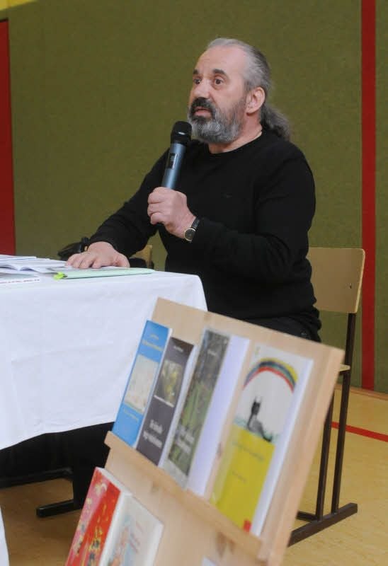 Schriftsteller Peter Hoffmann aus Friedersdorf, der die Kinder künftig anleitet, bringt eigene Bücher mit.