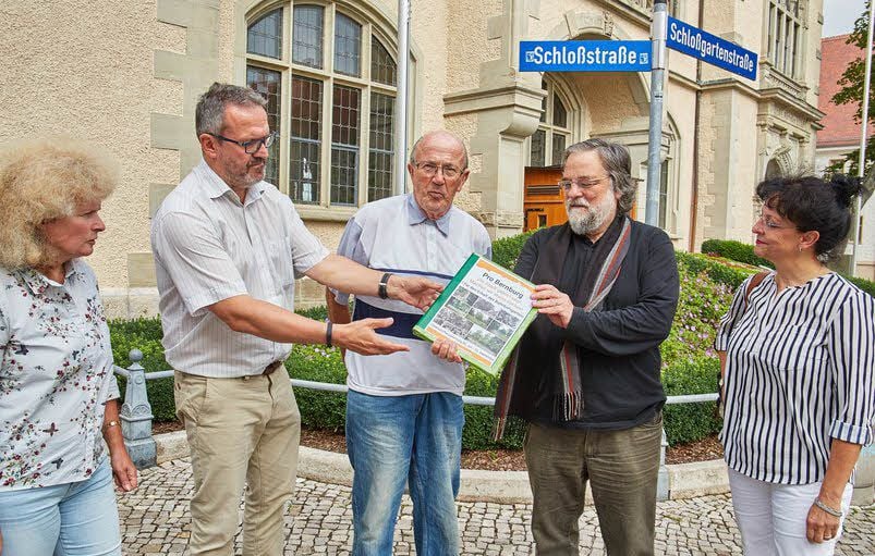 Erich Buhmann (Zweiter von rechts) übergibt Wirtschaftsdezernent Holger Dittrich (Zweiter von links) die Unterschriftensammlung.